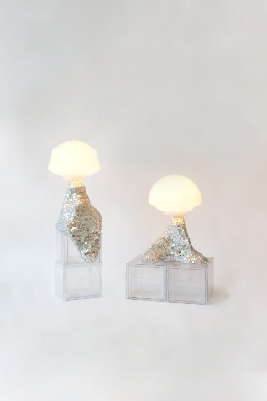 Imagen de dos lámparas en cajas de metacrilato que tienen bases similares a bolas de purpurina