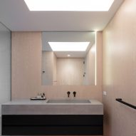 Interior bathroom at the New York farmhouse by Worrell Yeung