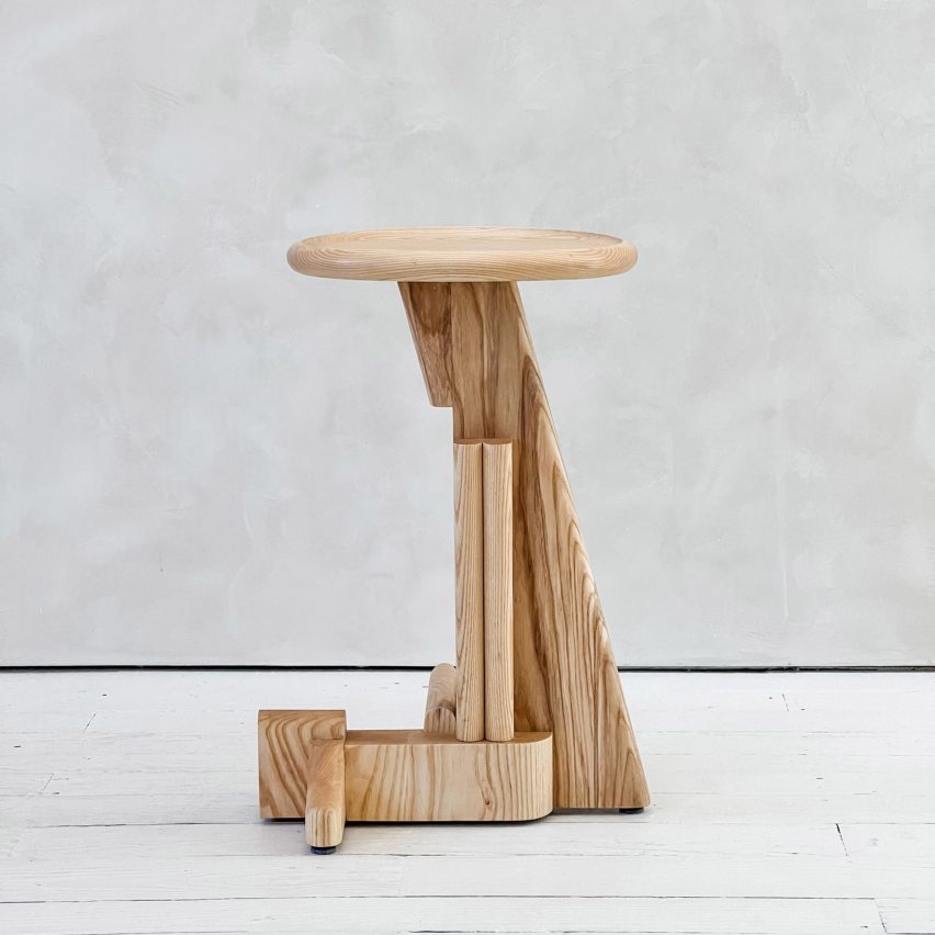 Mesa de madera hecha por East Otis Studio