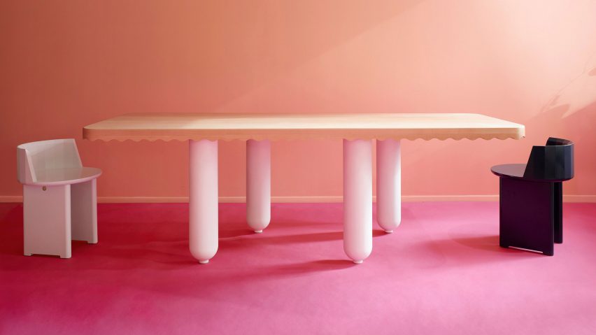 Mesa de escotilla sentada en alfombra rosa