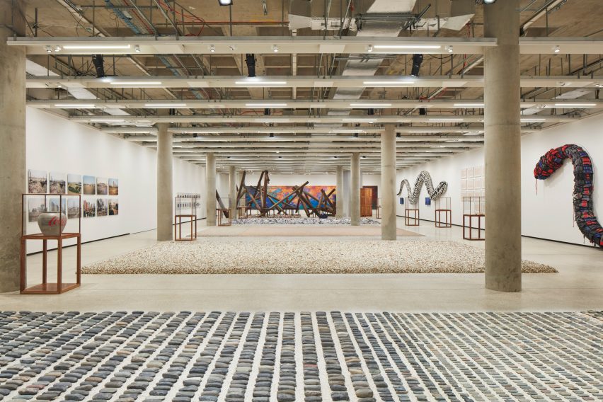 Foto de piedras y objetos de diseño en la exposición Ai Weiwei