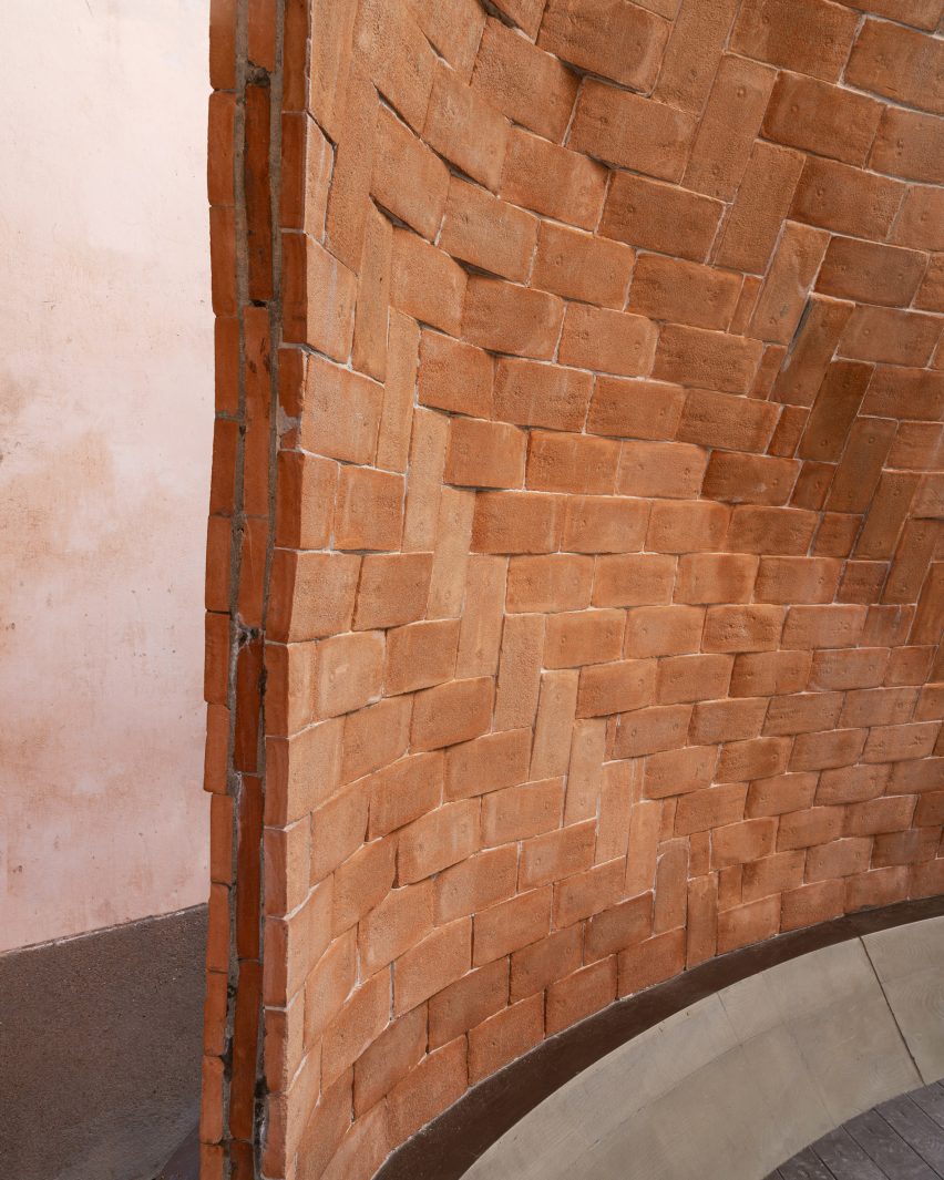 Close-up photo of the Angelus Novus Vault showing a triple layer of brickwork laid to make the wall curve outward