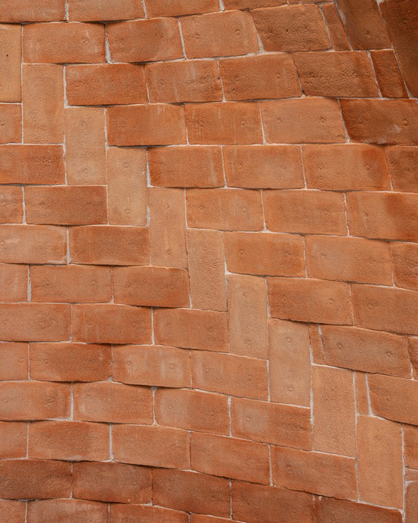Close-up photo of the Angelus Novus Vault in Venice showing a line of lighter-coloured vertical-facing bricks among the horizontal rows