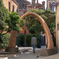 SOM and Princeton University create self-balancing arch for Venice Architecture Biennale