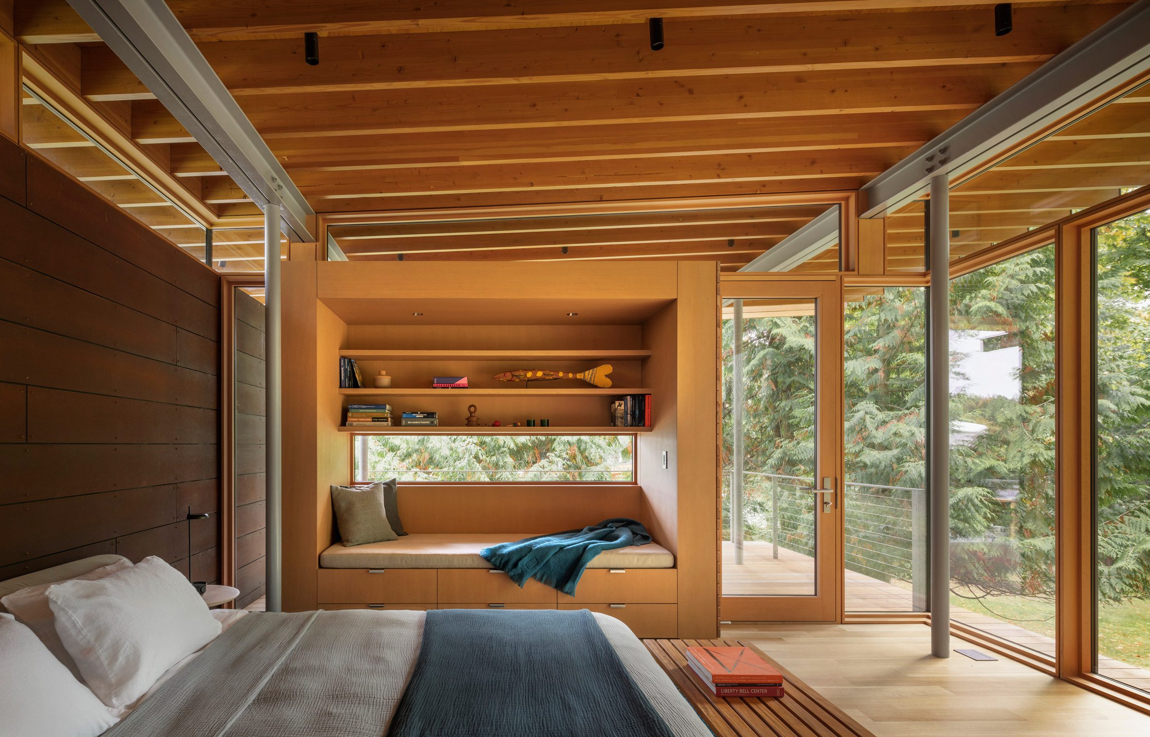 Bedroom of guesthouse by Bohlin Cywinski Jackson