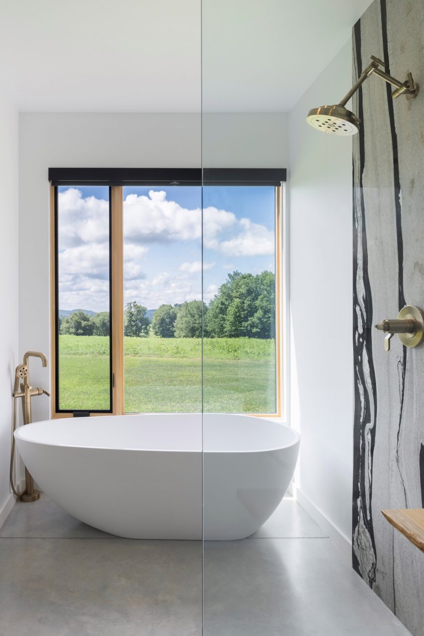Bathroom with surrounding views by Studio MM at Bully Hill House