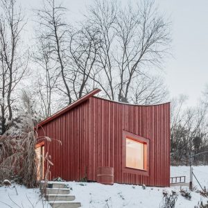 adds cabin with sweeping roof Czech mountainside