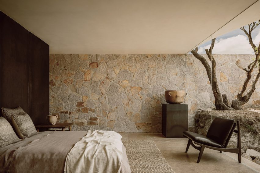 شیشه های کف تا سقف در اتاق خواب خانه سنگی در مکزیک