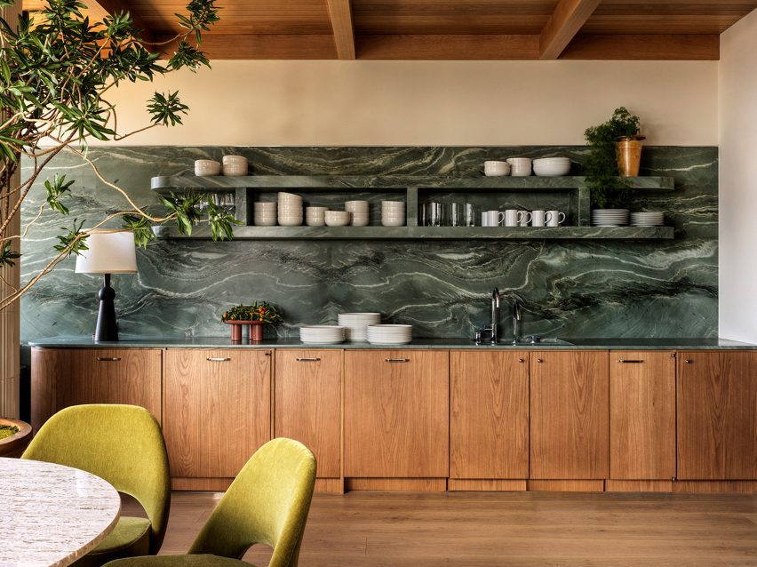 آشپزخانه با میزهای مرمر سبز، پشتی و قفسه