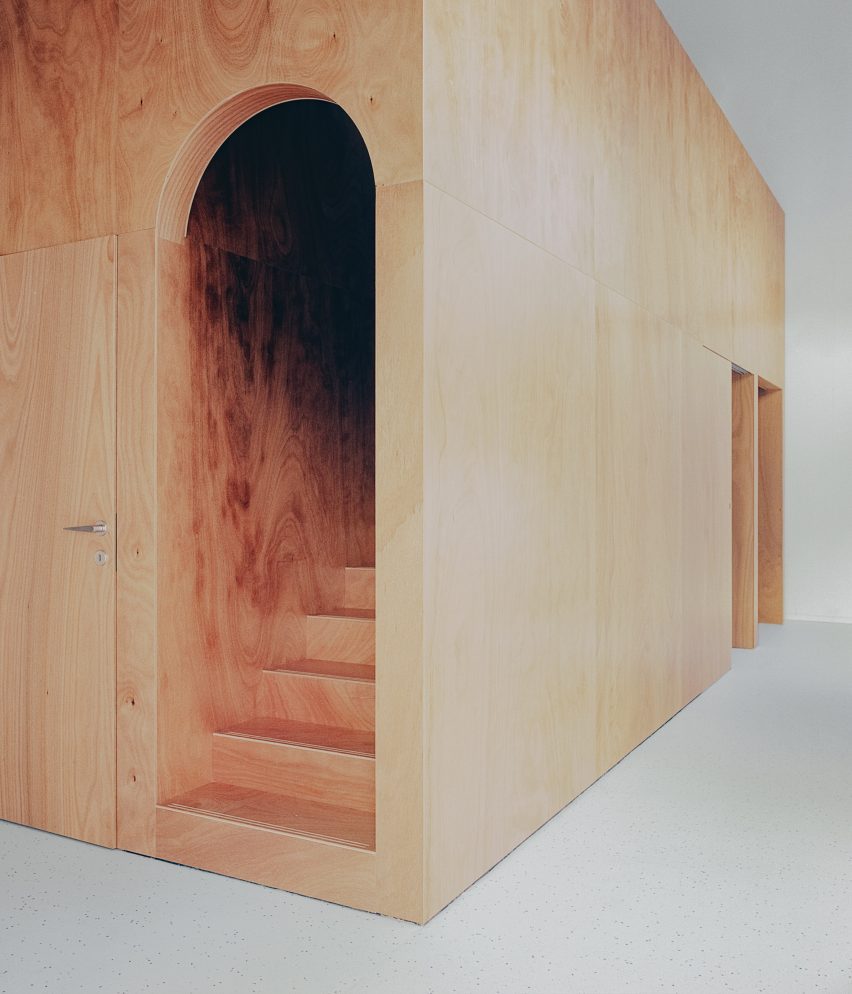 Arched doorway leading to staircase, Cesarine Shaw Kitchen by Co.arch Studio