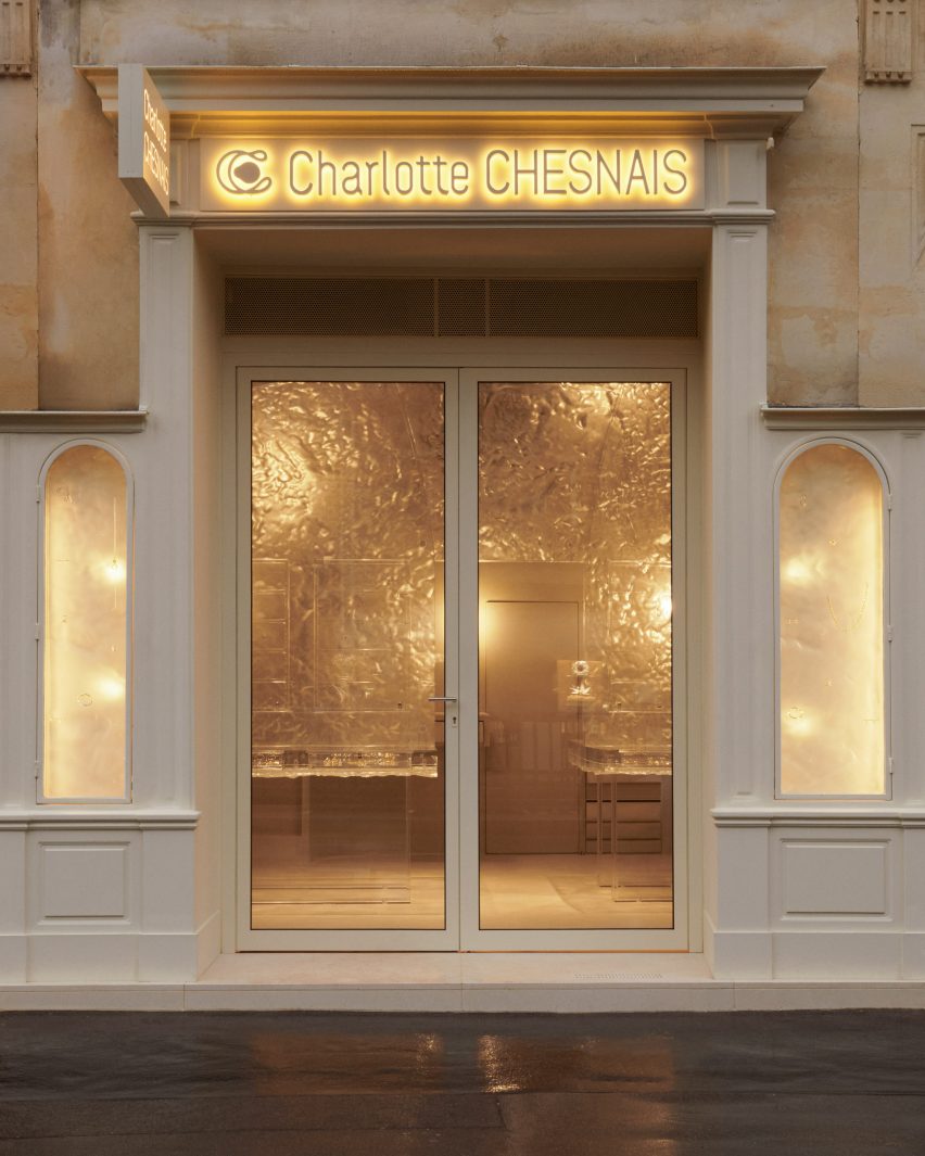 Interior de la tienda Charlotte Chesnais en París, diseñada por Anne Holtrop