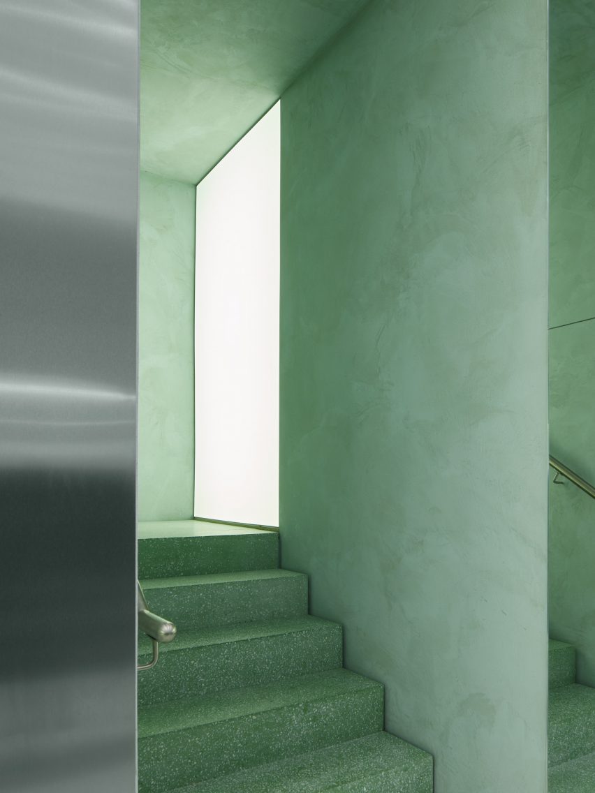 اتاقی با دیوارها و پله های سفالی سبز