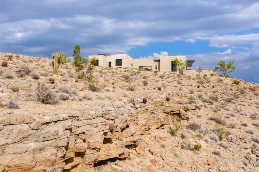 نمای خانه سنگی که در دامنه تپه سنگی صحرای ، وگاس قرار گرفته است