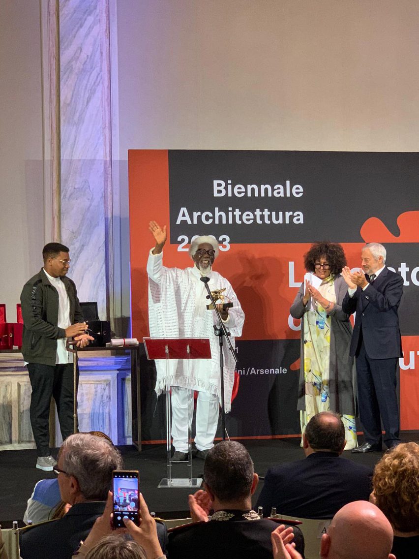 معمار نیجریه ای دماس نوکو شیر طلایی را برای یک عمر دستاورد اهدا کرد