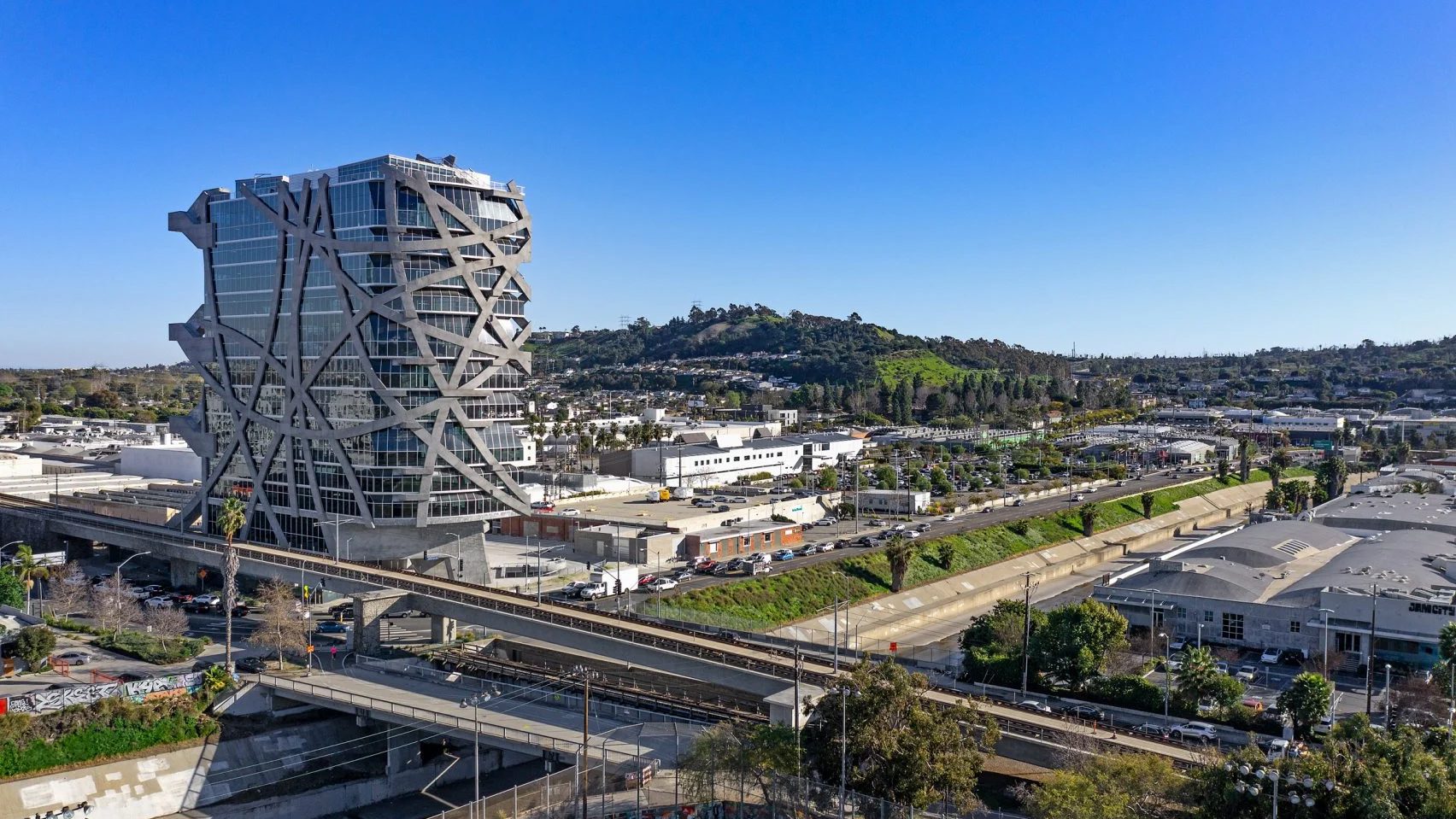 (W)rapper Tower in Los Angeles was designed by Eric Owen Moss.