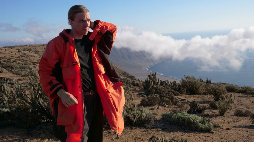 Pavel Hedström usa la chaqueta antiniebla Fog-X que diseñó en una meseta seca con una nube baja colgando en el fondo.