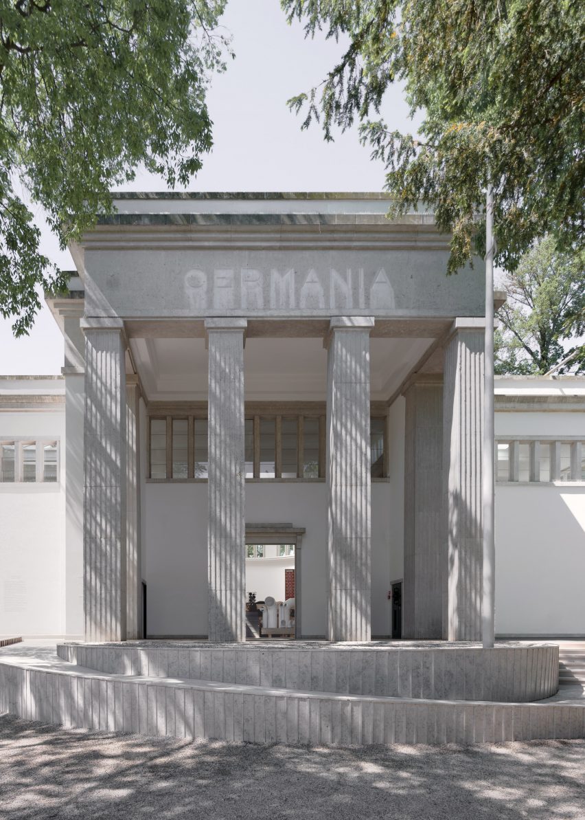 Пандус снаружи открытого на техническое обслуживание немецкого павильона на Венецианской архитектурной биеннале 2023 г.