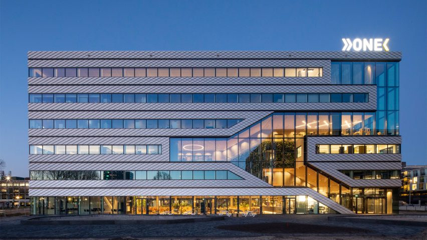 Внешний вид шестиэтажного застекленного офисного здания Matrix One от MVRDV