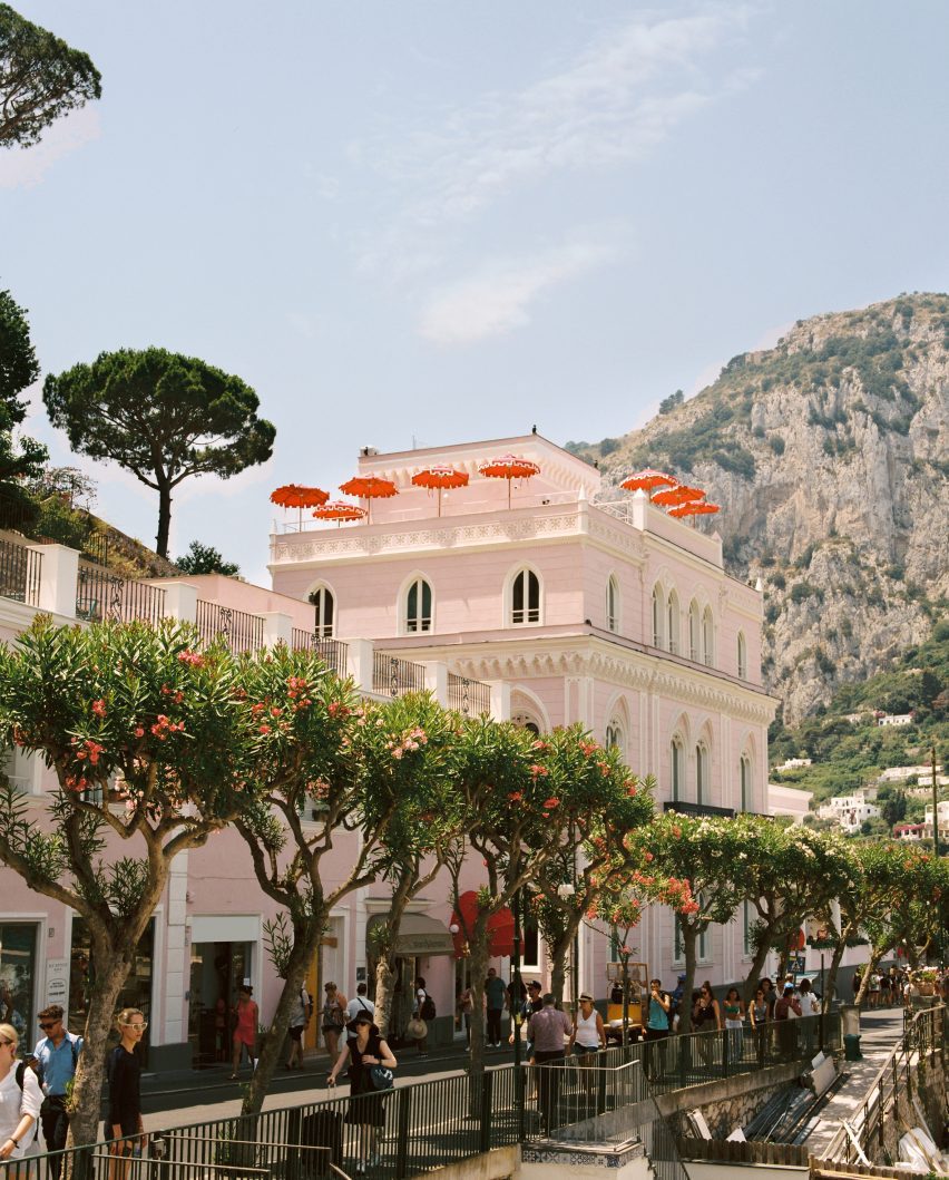 Il Capri Hotel kijkt uit over de straat