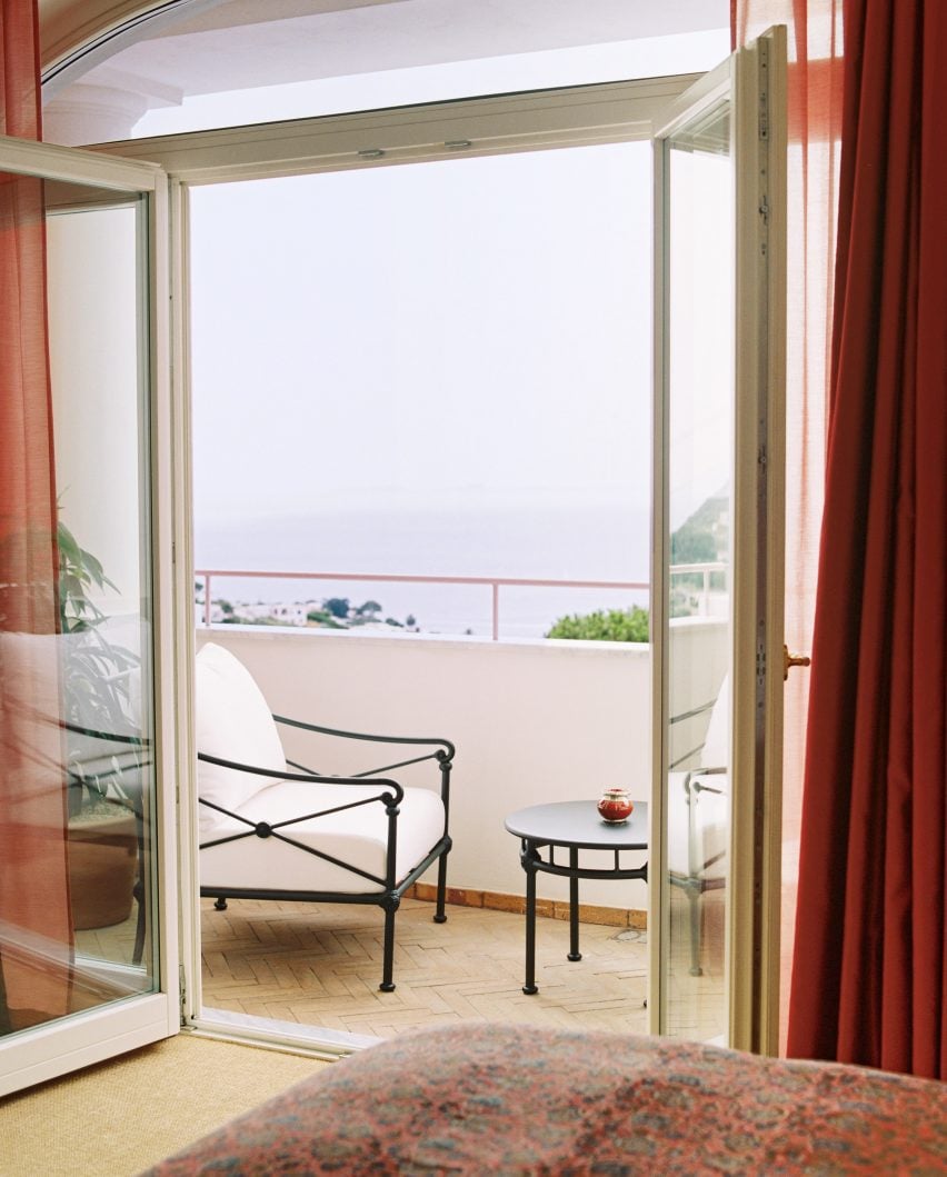 Balkon met stoelen met uitzicht op de zee bij Il Capri Hotel