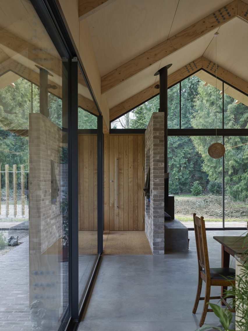 Photo of the interior by John Pardey Architects