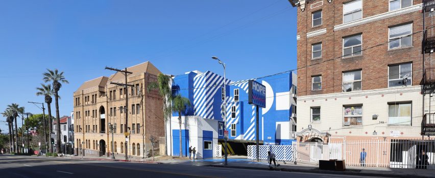 Внешний вид приюта для бездомных Альварадо в Лос-Анджелесе с графичным сине-белым фасадом