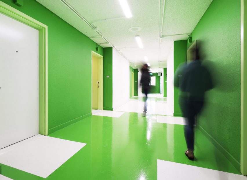 Внутренний коридор с зелеными и белыми глянцевыми стенами