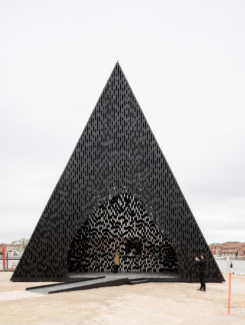 Pabellón Kwaee de David Adjaye en la Bienal de Arquitectura de Venecia