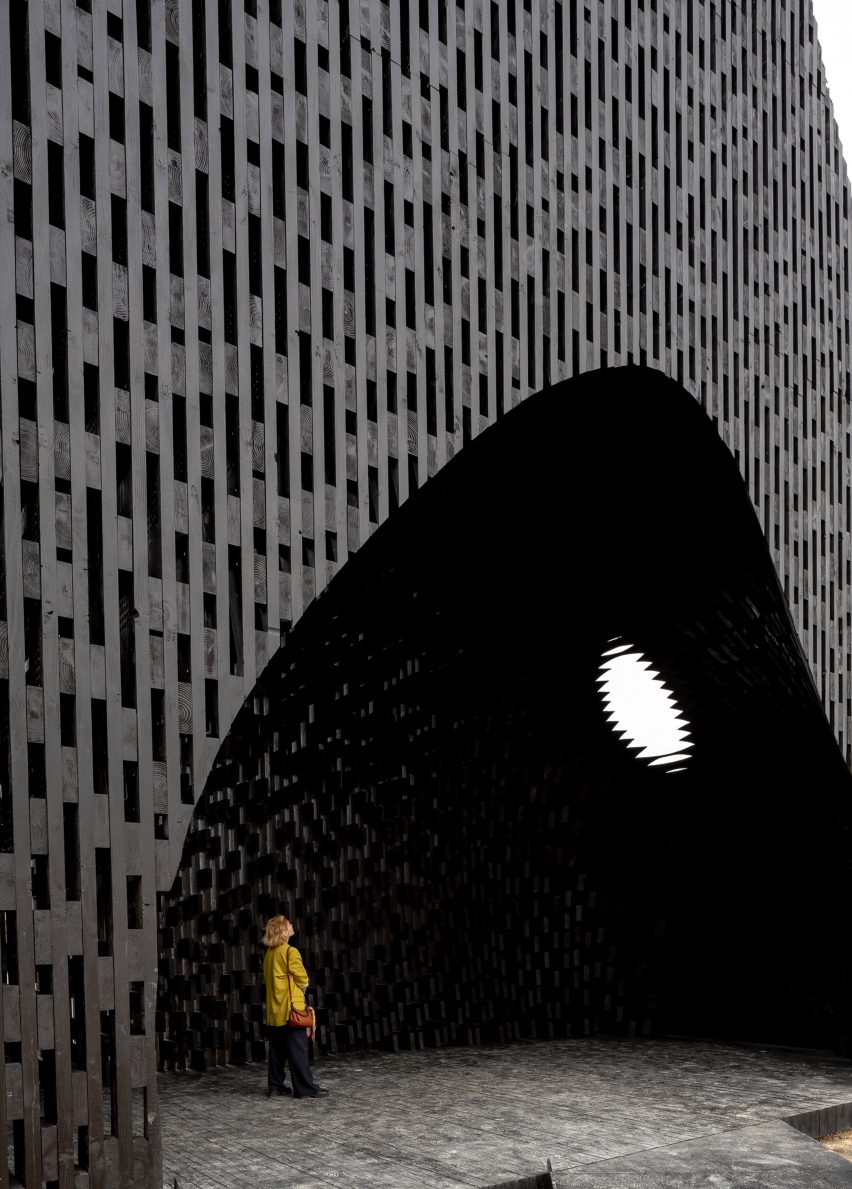 Pabellón Kwaee diseñado por David Adjaye por David Adjaye en la Bienal de Arquitectura de Venecia