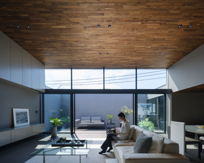 Гостиная открытой планировки дома Laxus от Apollo Architects & Associates