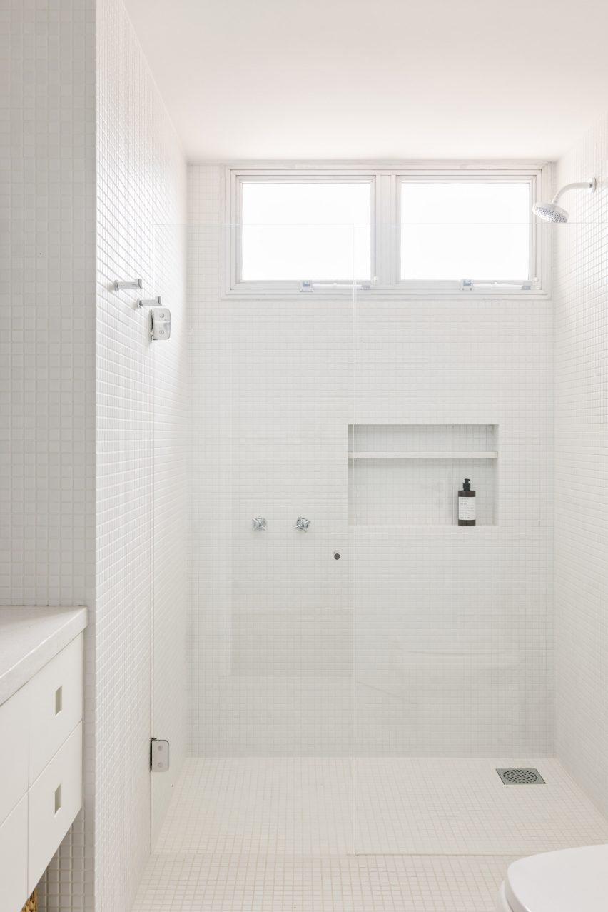 Ванная комната облицована белой мозаикой