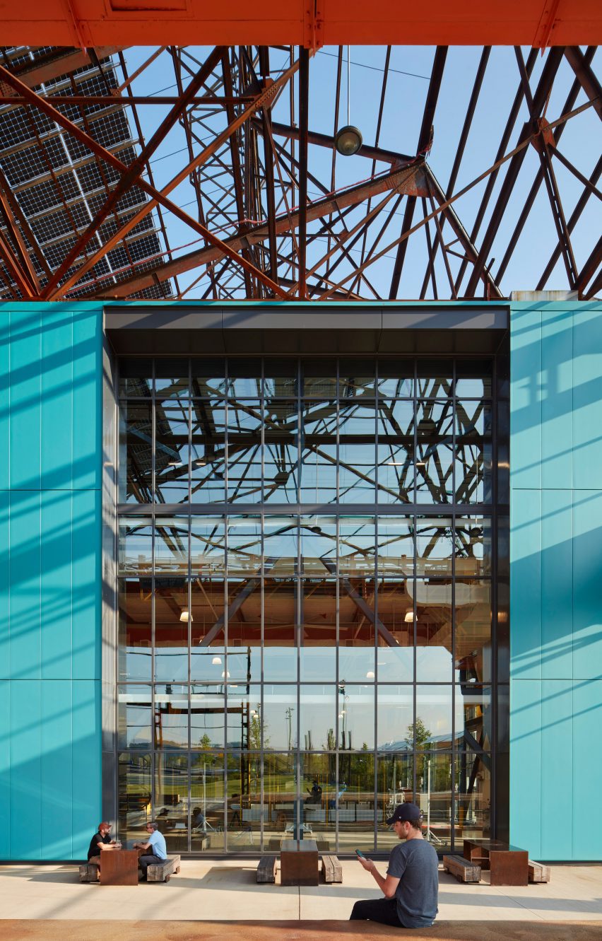 Steel structure housing a tech campus by MSR Design