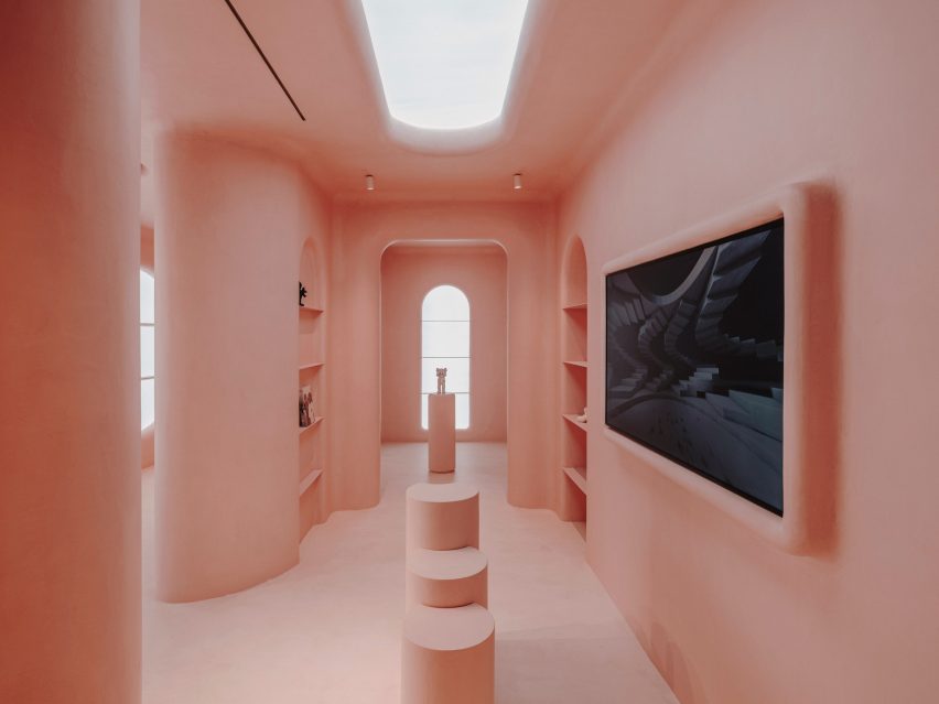 Interior rosa de la tienda Moco de Barcelona, ​​diseñado por Isern Serra y Six N. Five