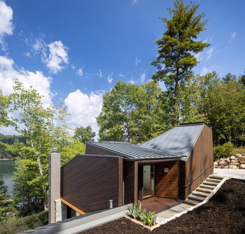 Nebo House by Fuller Overby, overlooking a lake