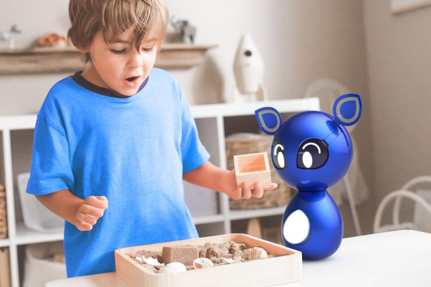 Niño jugando con una criatura parecida a un oso azul