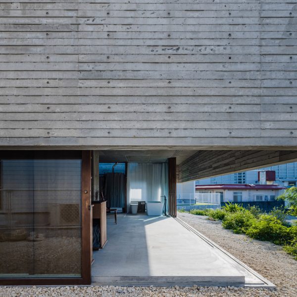日本のクォーターハウスは一本のコンクリート柱で支えられている