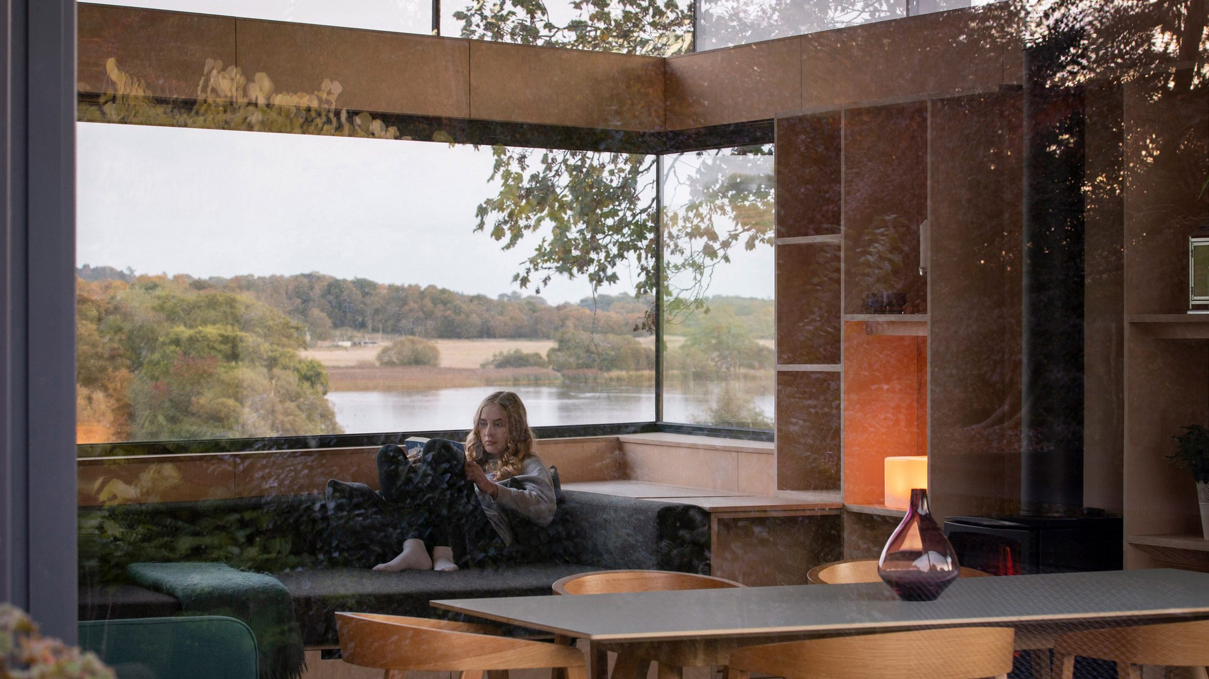 Rescobie Pavilion by Kris Grant Architect overlooks Scottish loch - Vimarsana News