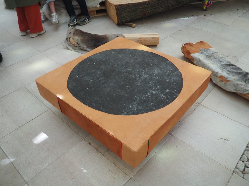 میز سنگی ساخته شده از کف قدیمی غرفه نوردیک
