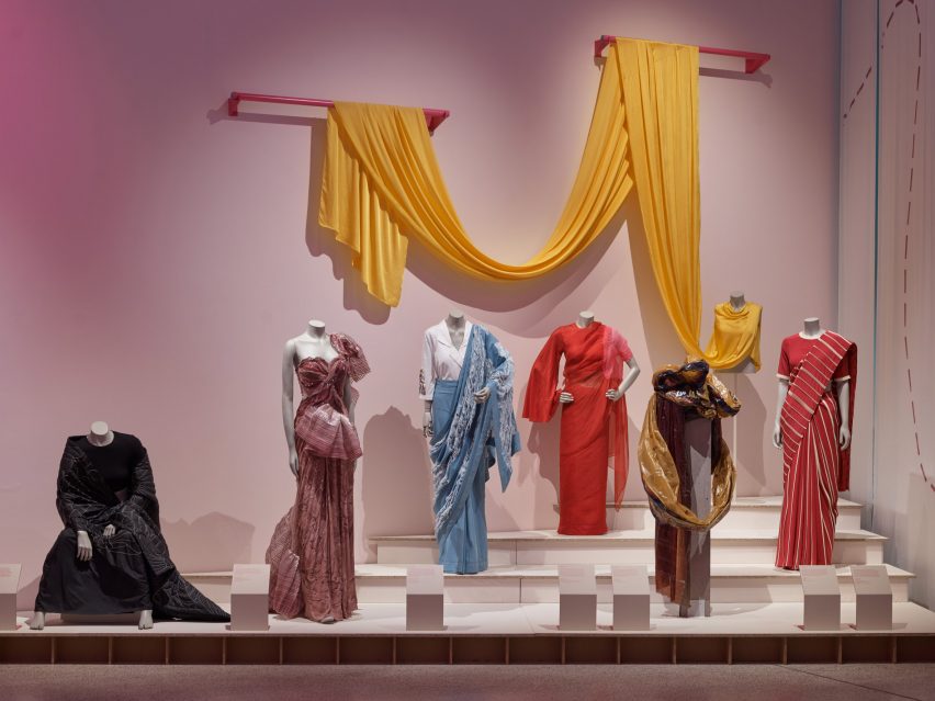 Красочные предметы одежды на выставке в Музее дизайна в Лондоне