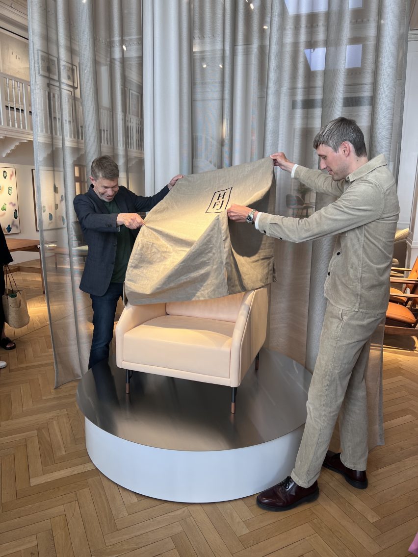 Presentación de la silla de cuero de la casa de finn juhl en 3 días de diseño