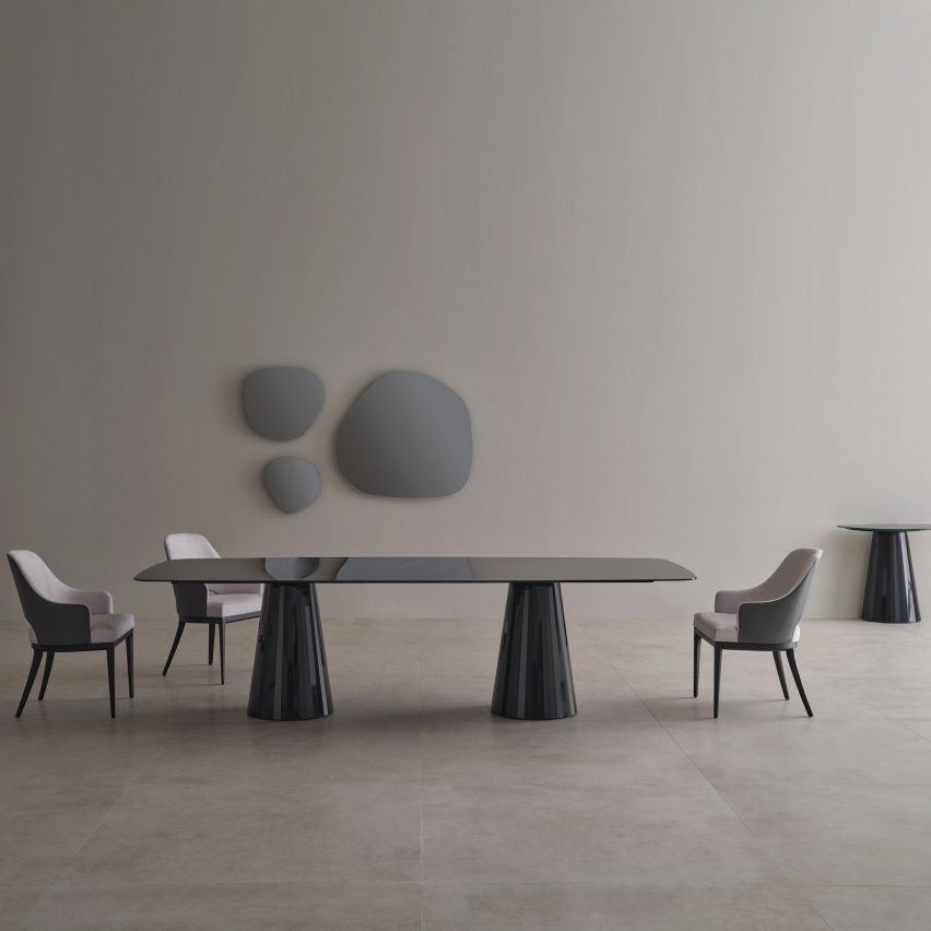 Showroom de Lazzoni con mesas y sillas