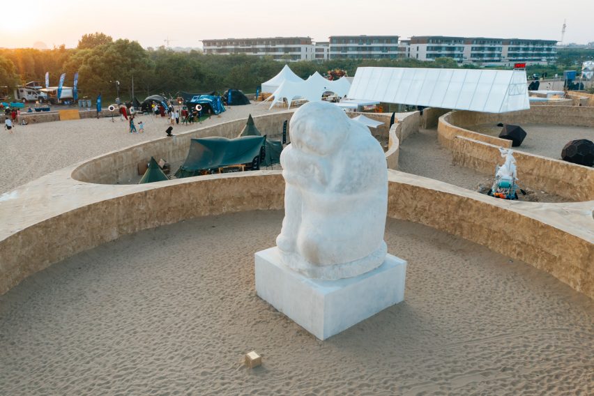 Площадка с песчаной стеной в Китае