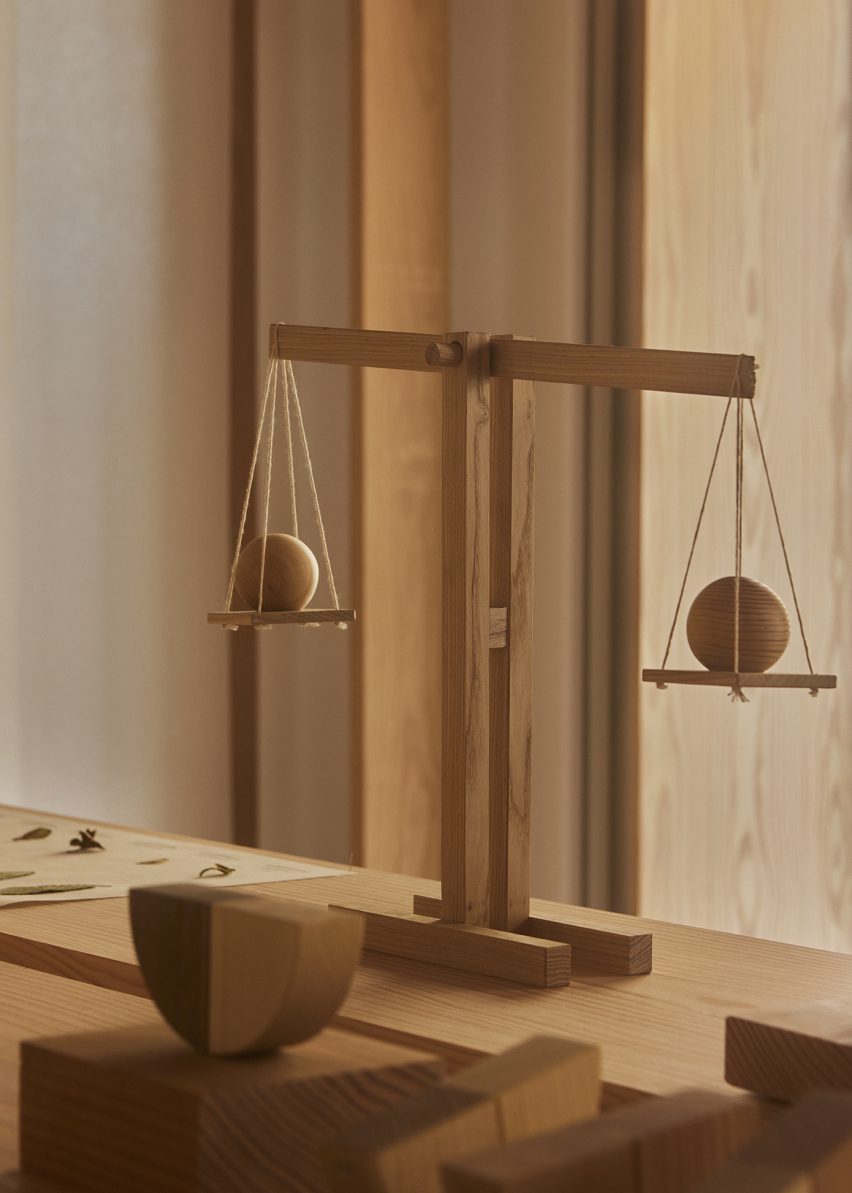 Foto de una balanza de madera en la exposición Weight of Wood