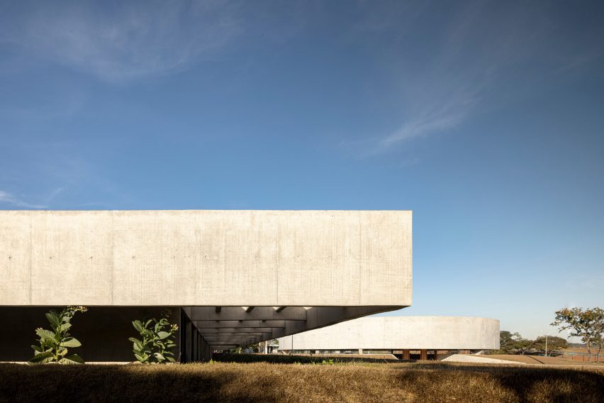 Concrete rectilinear and rounded volumes