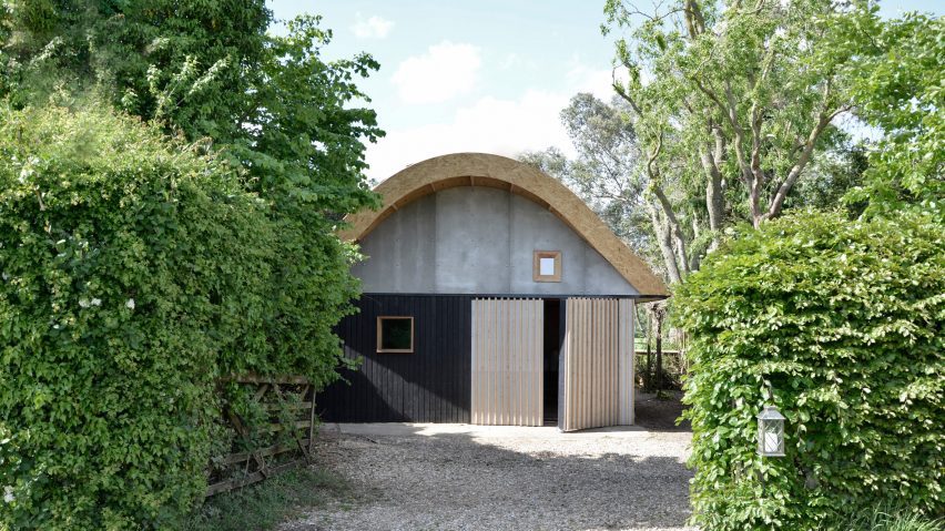 Boano PriÅ¡montas tops art barn with curved CNC-cut roof