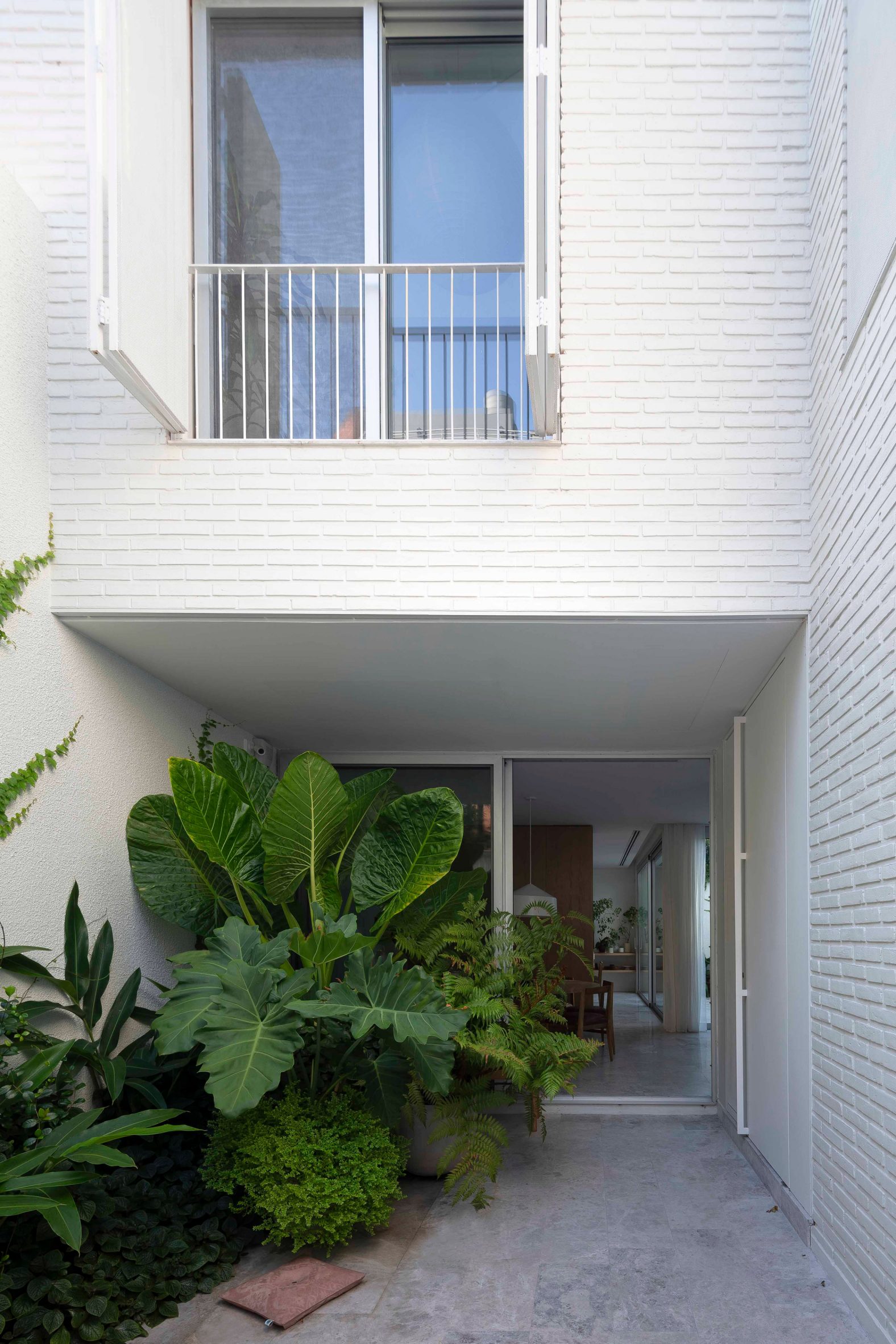Courtyard at Casa Vedia by BHY Arquitectos