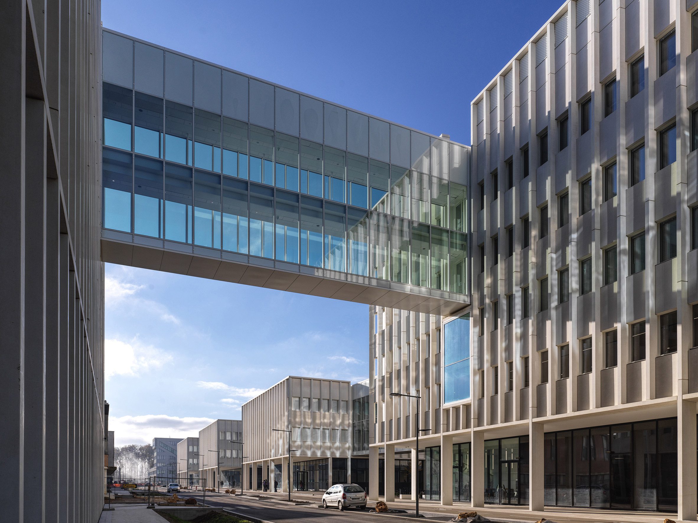 Bridges inking the Biology-Pharmacy-Chemistry Research and Education Complex in France