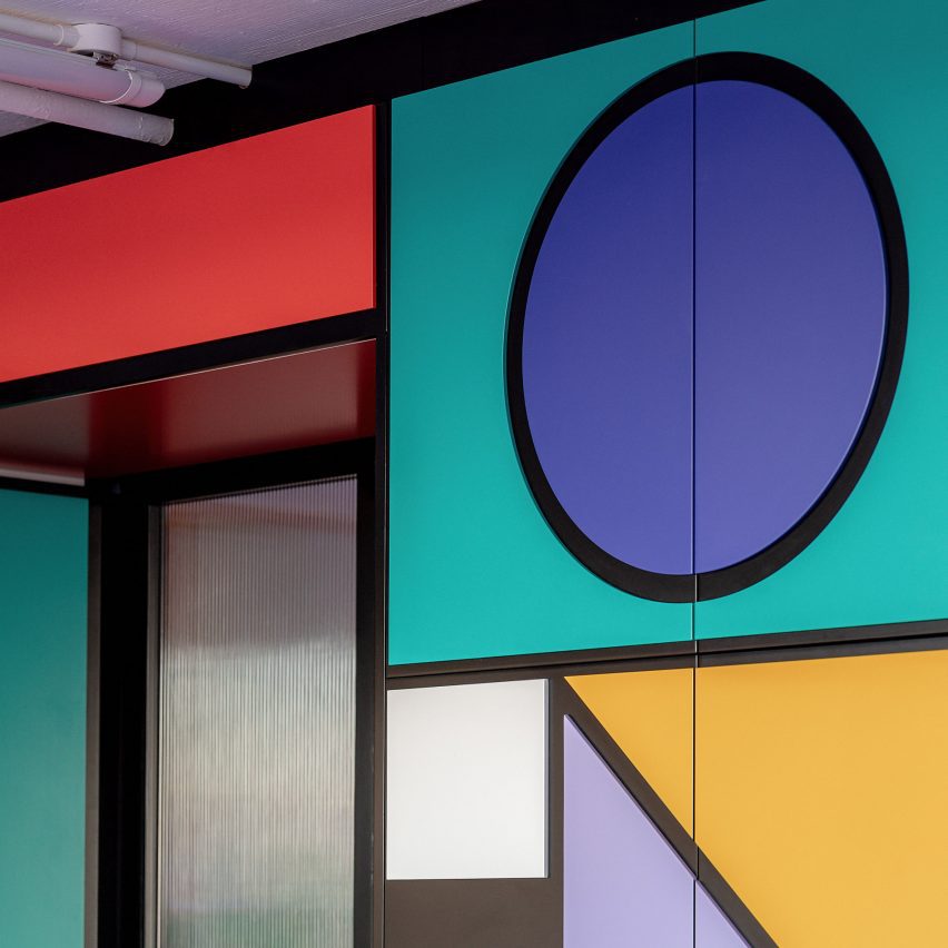 Fotografía de primer plano de coloridos gabinetes en el estudio de Camille Walala que muestra un patrón en relieve de formas recortadas pegadas en puertas negras de MDF