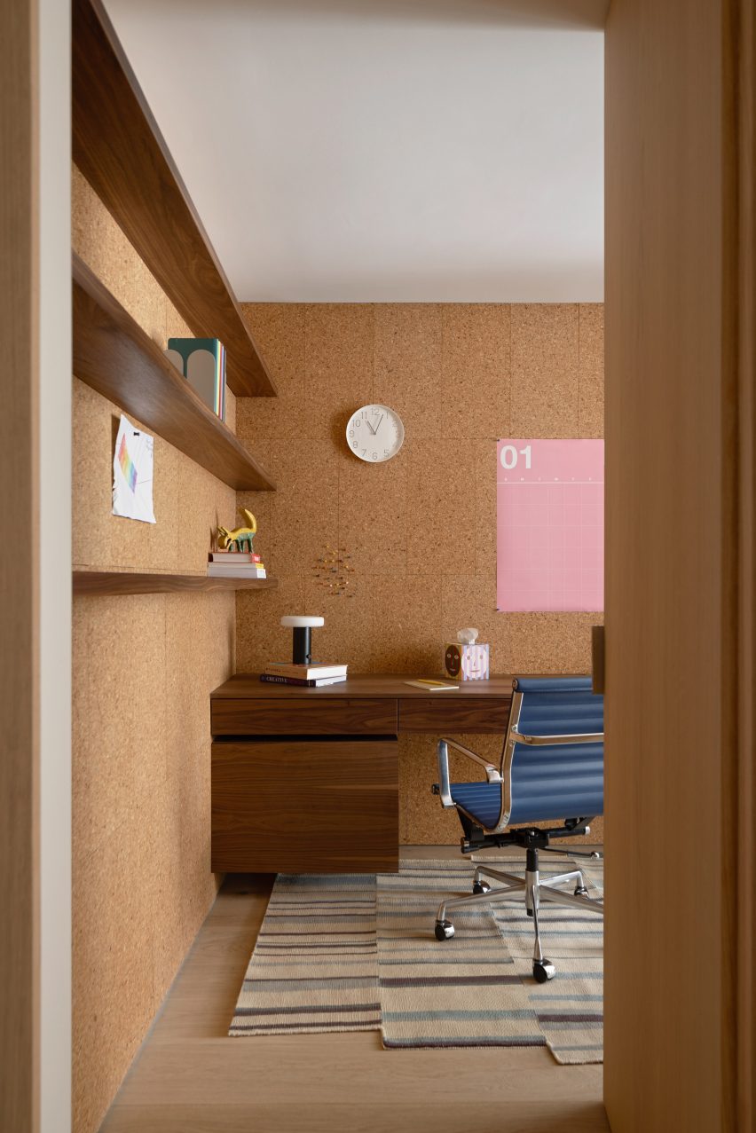 Espacio de oficina revestido de corcho con una silla azul