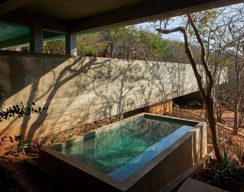 Jacuzzi at house by Mauricio Rocha and Gabriela Carrillo